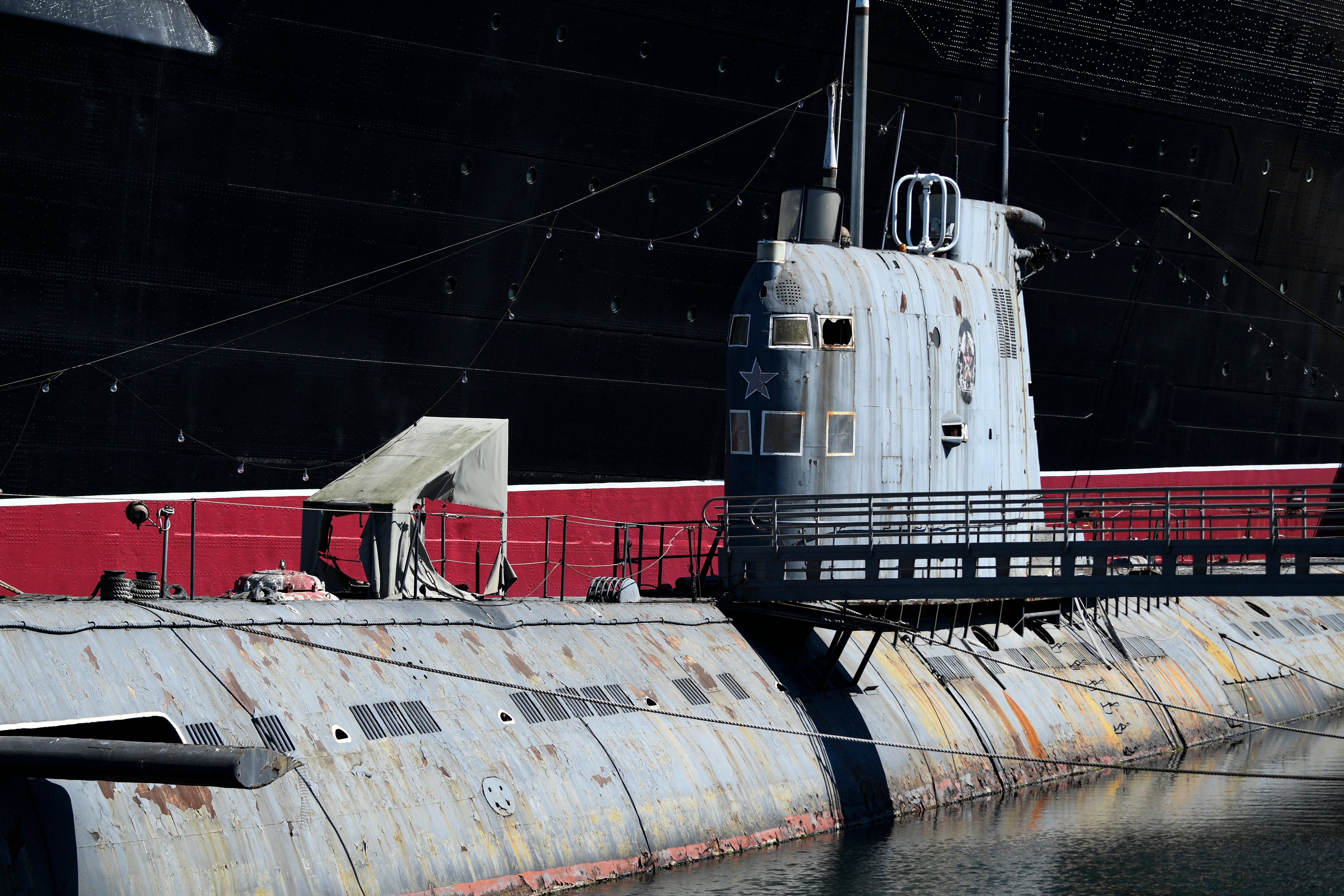 Long Beach aims to clear away decaying Soviet submarine