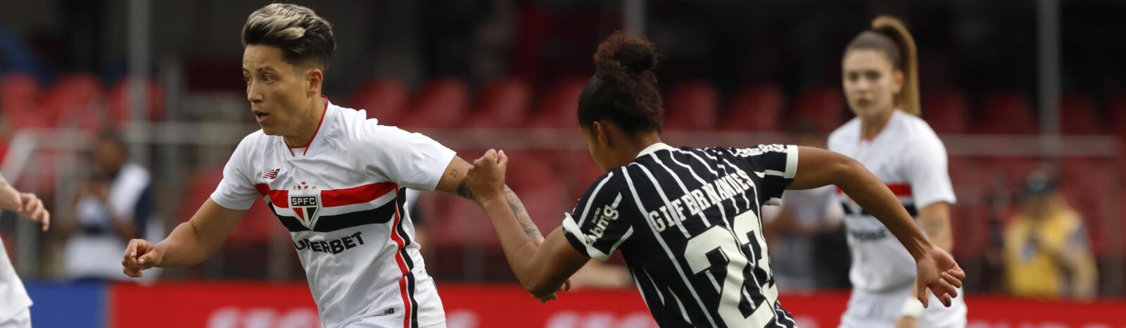 Bia Menezes celebrates goal and Brasileirão Feminino title