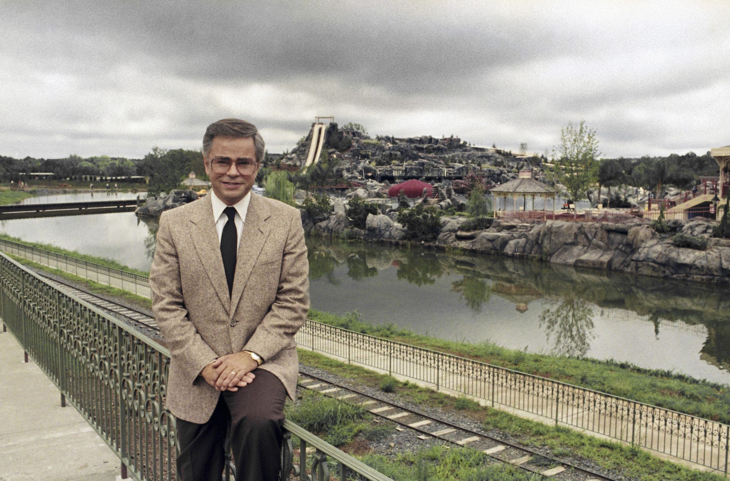 Jim Bakker, televangelist who built a massive empire before scandal, dies at 86