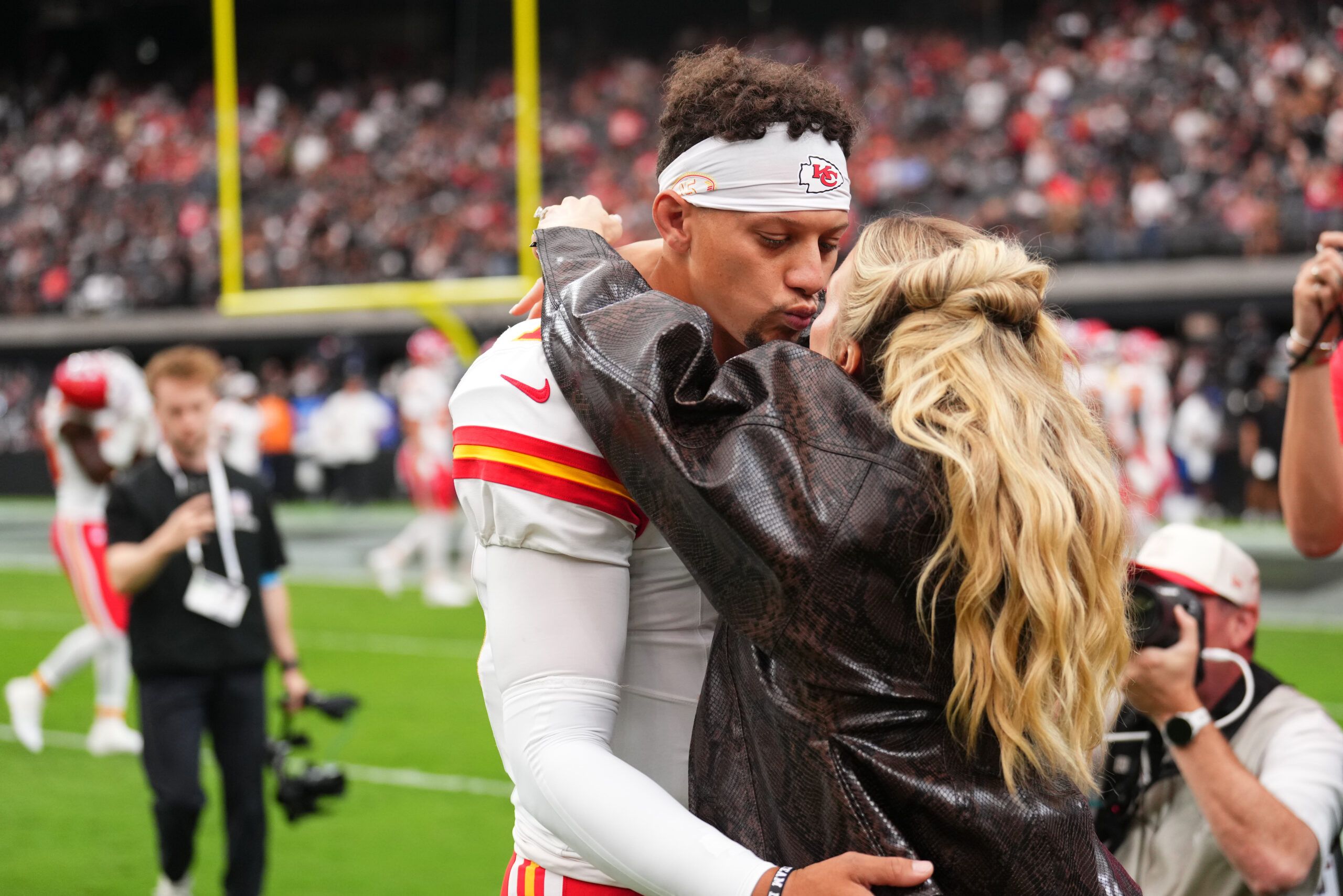 ‘I Love A Petty Brittany,’ ‘Tell Them!!!’ — Chiefs Fans Gloat as Patrick Mahomes’ Wife Publicly Taunts Raiders HC Klint Kubiak With 7 Word Message