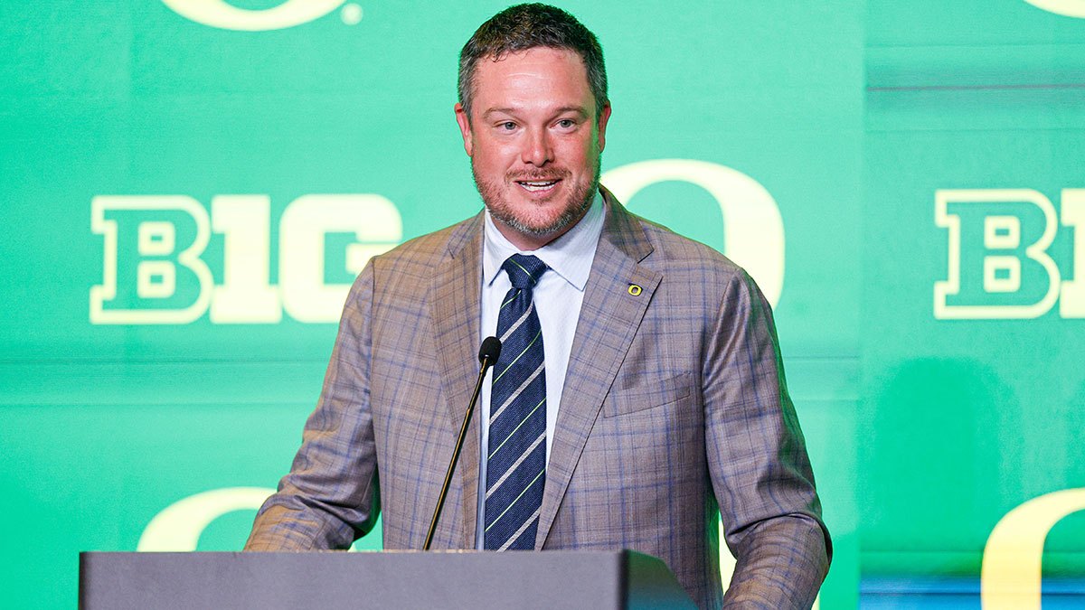 Oregon’s Dan Lanning reveals classy Bob Chesney gesture after Dante Moore injury