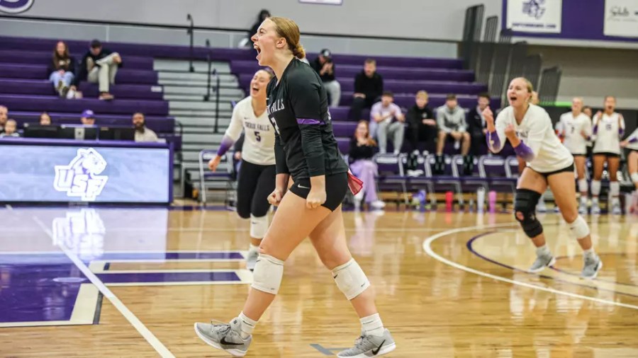 Cougars Cruise Past Marauders in Straight Sets