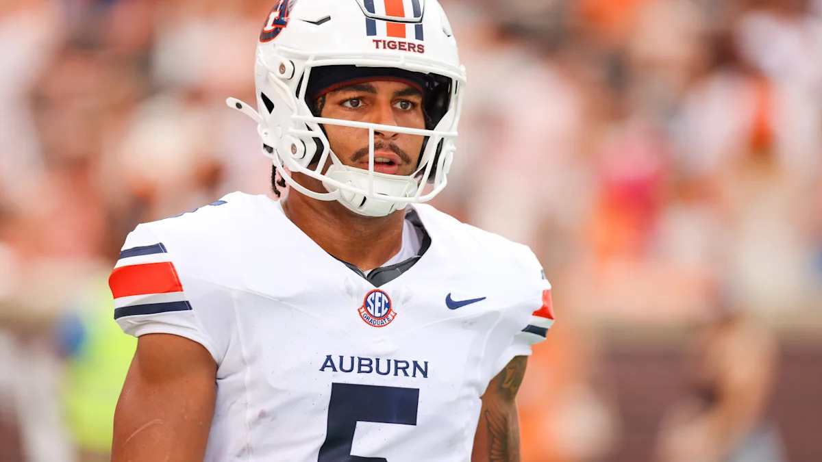 Auburn Receiver Makes Incredible Catch Against Georgia