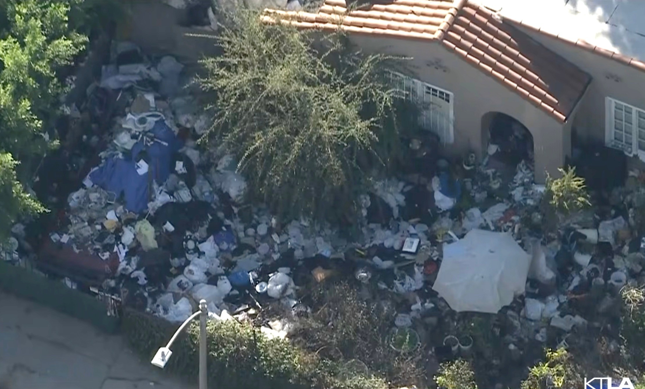 Notorious LA “trash house” sparks outrage again as new images reveal new mountains of debris: ‘This should be grounds for losing your house’
